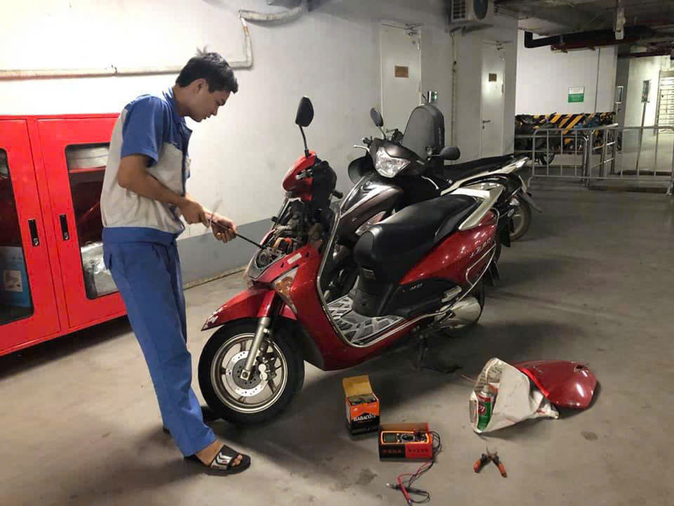 CỨU HỘ XE MÁY HÀ NỘI 247 Dịch vụ cứu hộ xe máy Hà Nội 24/7 – Có mặt mọi lúc, mọi nơi Chúng tôi chuyên cung cấp dịch vụ cứu hộ, sửa chữa xe máy lưu động tại nhà, tại chỗ khắp các quận Hà Nội. Hỗ trợ 24/7, nhanh chóng – uy tín – giá cả minh bạch. Gọi là có mặt, bất kể nửa đêm hay mưa gió! Giá thành luôn tốt nhất thị trường Thợ lành nghề – Uy tín hàng đầu Xử lý đa dạng sự cố Sửa chữa tận nơi